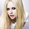 Avril Lavigne inaugura seu perfume Black Star