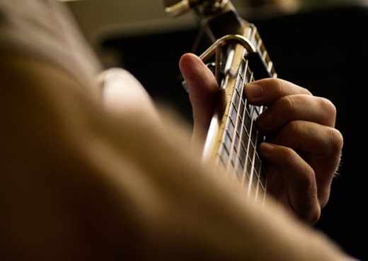 Cómo aprender a tocar la guitarra en línea